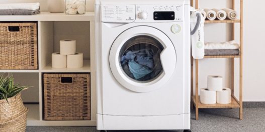 Vaša veš mašina tokom pranja oslobađa mikroplastiku, šta možete da uradite da smanjite problem?