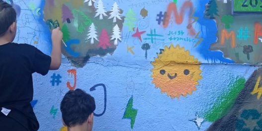 Grafiti umetnici i đaci u jednoj beogradskoj školi oslikali mural koji upija zagađenje vazduha