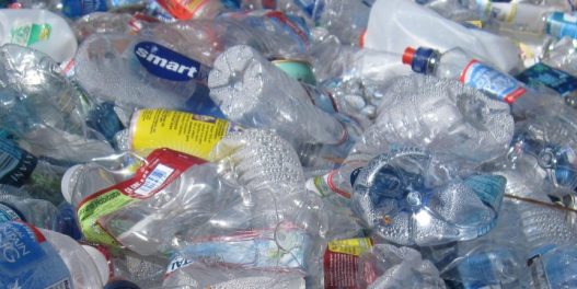 Đaci u jednoj školi u Nigeriji školarinu mogu da „plate” plastičnim flašama