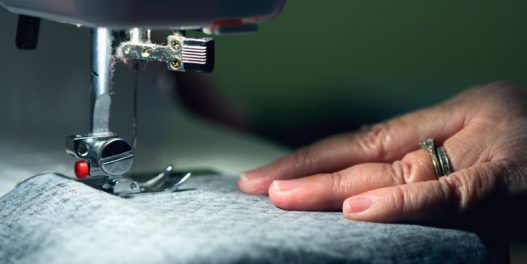 Novi modni trend – popravke: Francuska će stanovnicima pokrivati deo troškova za krojača i obućara