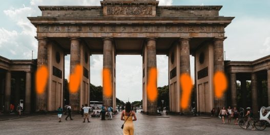 Pomoću aparata za gašenje požara, klimatski aktivisti isprskali Brandenburšku kapiju narandžastom bojom