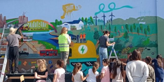 Nadomak Rudarskog basena Kolubara, đaci i umetnici oslikali mural o energetskoj tranziciji koji prečišćava vazduh