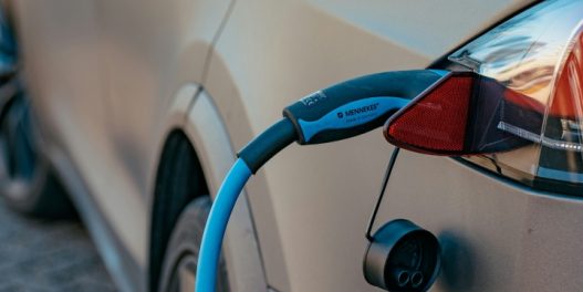 Broj punjača za električna vozila u Ujedinjenom Kraljevstvu skoro je duplo veći nego broj mesta za punjenje goriva