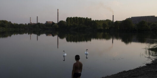Izložba italijanskog fotografa u Beogradu: Kako izgleda svakodnevni život u senci fabrika, rudnika i termoelektrana?